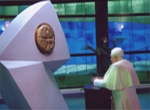 Benedetto XVI in adorazione di fronte al Santissmo Sacramento