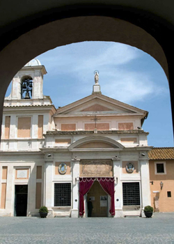La facciata d'ingresso dell'Antico Santuario della Madonna del Divino Amore