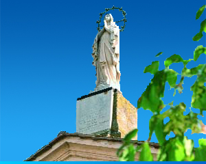 La statua della Madonna sormonta l'Antico Santuario