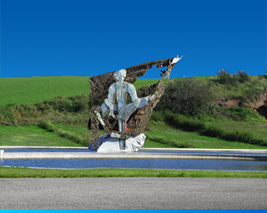 Il laghetto con il monumento a Cristo