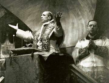 11 giugno 1944 Pio XII e Don Umberto Terenzi nella Chiesa di sant’Ignazio a Roma sul Pulpito (ora custodito nel nuovo Santuario