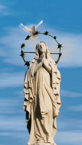 Statua dell’Immacolata sulla facciata del Santuario