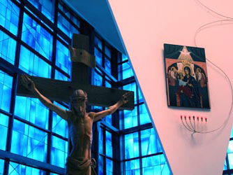 Nuovo Santuario: il Cristo crocifisso e, sullo sfondo, la Madonna del Divino Amore