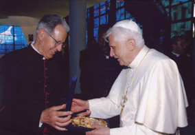 Don Pasquale Silla mentre omaggia il Papa con l'icona della Madonna del Divino Amore