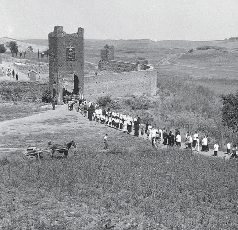 L'arrivo del pellegrinaggio alla Torre del primo miracolo secondo una foto d'epoca