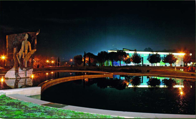 Veduta notturna del Nuovo Santuario e del laghetto adiacente con il monumento a Cristo