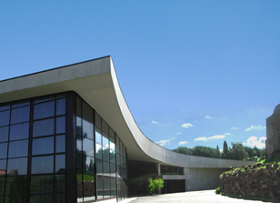 Il nuovo Santuario e le mura dell'antico Castello di Leva