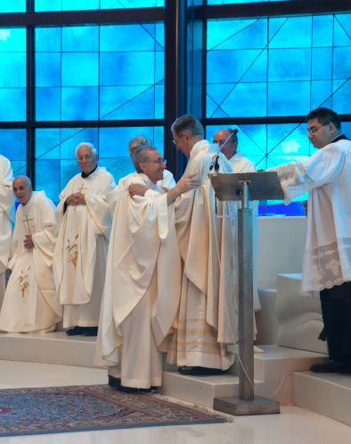 L'affettuoso abbraccio fra Mons. Pasquale Silla e don Fernando Altieri, il nuovo Rettore Parroco del Santuario