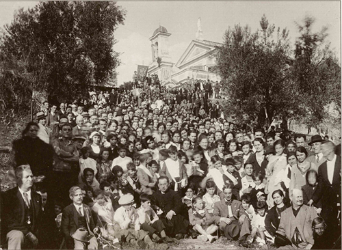 Un gruppo di pellegrini nei pressi dell'Antico Santuario in una foto d'epoca