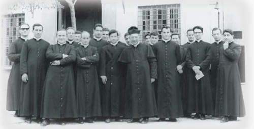Don Terenzi con i primi Sacerdoti Oblati Figli della Madonna del Divino Amore