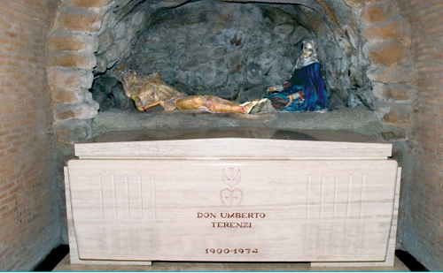 La tomba di Don Umberto Terenzi ai piedi dell'Addolorata nella cripta del Santuario