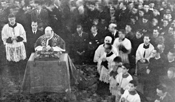Pio XII in preghiera a S. Ignazio in Roma l'11 giugno 1944 davanti alla Madonna del Divino Amore