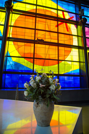 Particolare di una vetrata del nuovo Santuario.